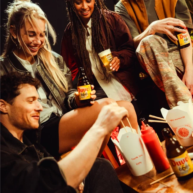 amici si divertono bevendo duvel 666
