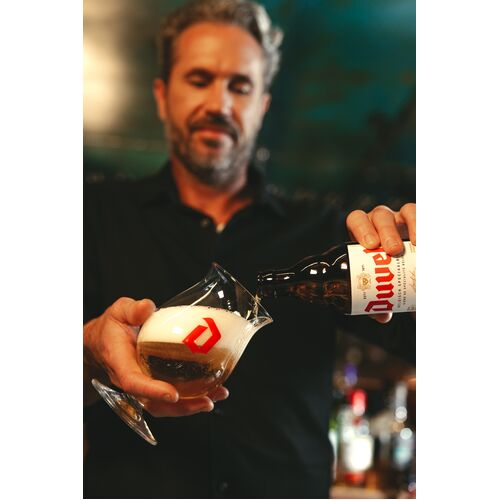 publican versa bottiglia di birra duvel nel bicchiere