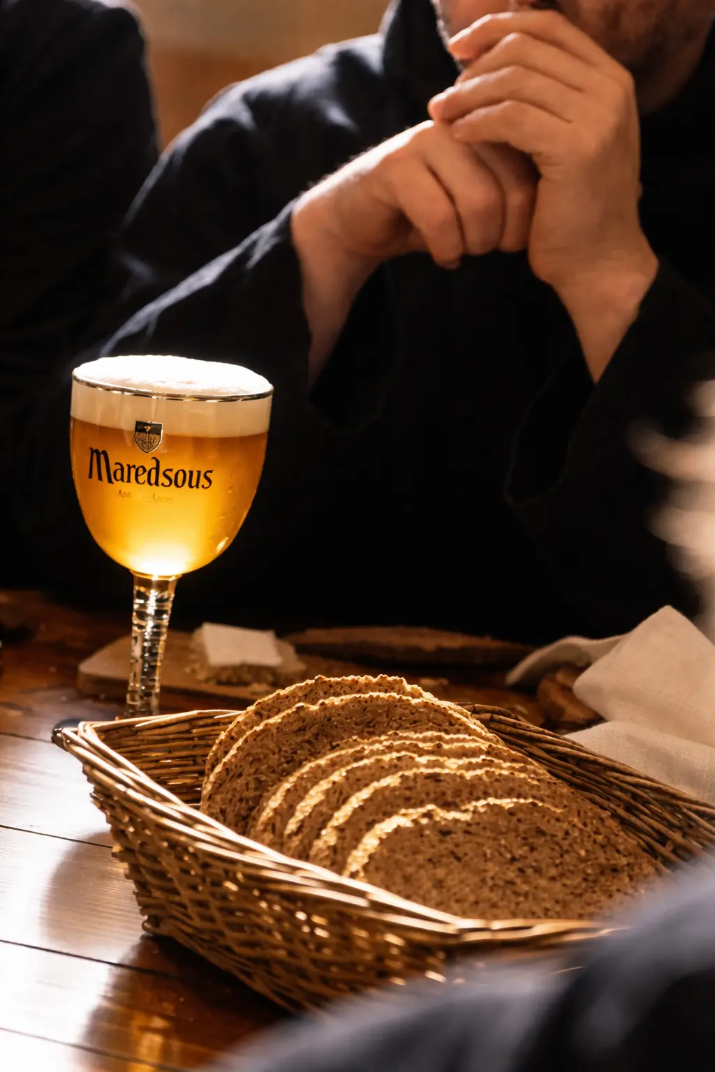 bicchiere maredsous su tavola imbandita
