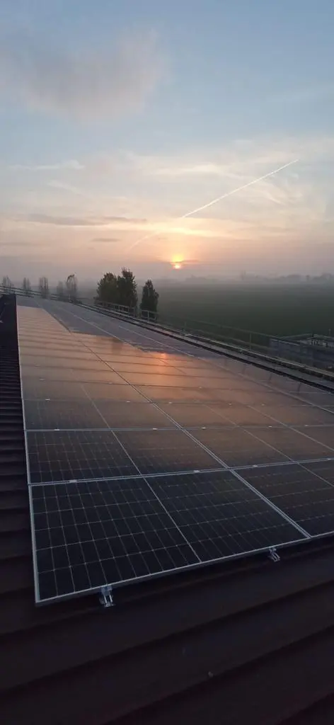 pannelli fotovoltaici sul tetto di birrificio del ducato. energia solare usata per la produzione della birra