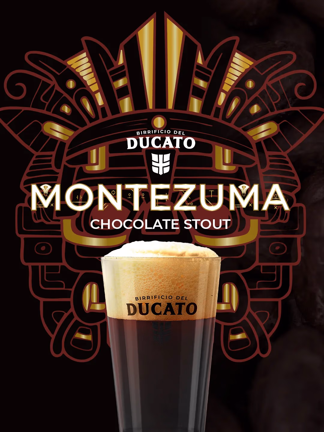 Bicchiere di Montezuma Chocolate Stout con schiuma compatta e logo Birrificio del Ducato